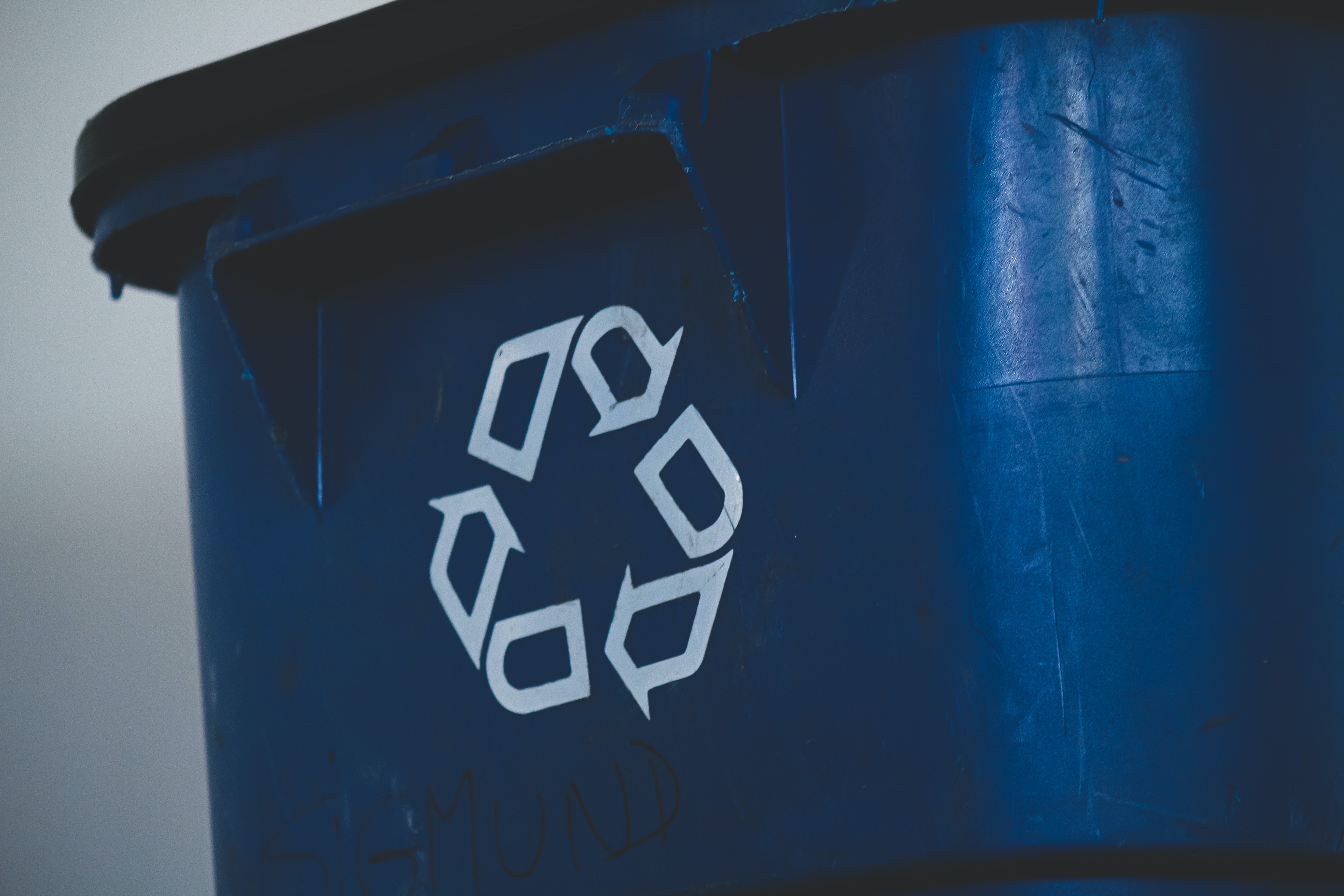gros plan sur une poubelle bleue pour dechets recyclables